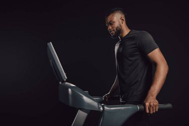 genç atletik Afrikalı-Amerikalı adam siyah izole treadmill egzersiz