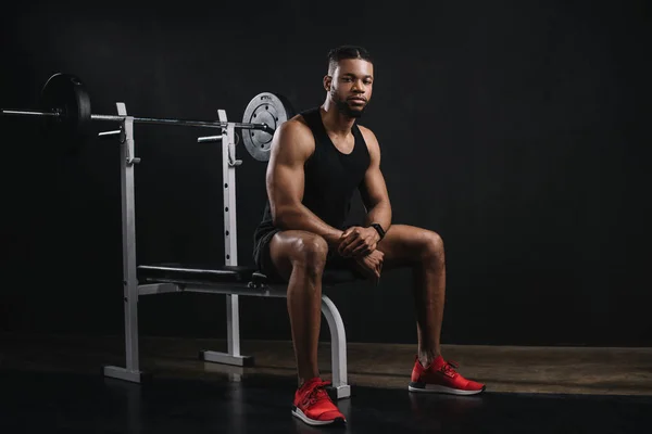 Musculoso Joven Afroamericano Hombre Ropa Deportiva Sentado Mirando Cámara Gimnasio — Foto de Stock