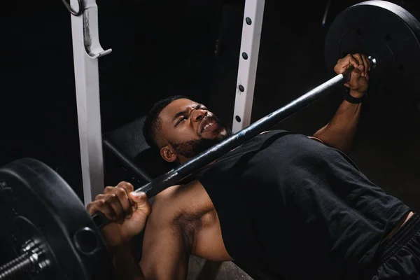 Visão Alto Ângulo Muscular Jovem Esportista Afro Americano Levantando Barbell — Fotografia de Stock