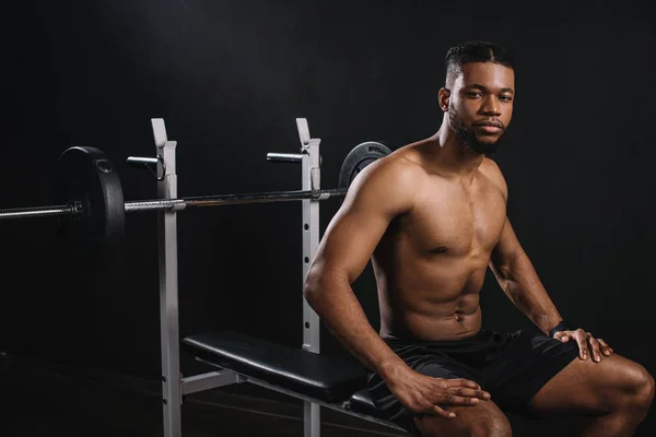 Schöner Muskulöser Hemdloser Junger Sportler Der Sitzt Und Die Kamera — Stockfoto