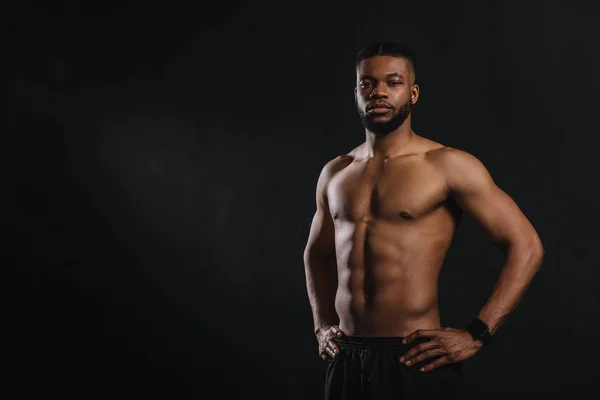 Muskulöser Hemdloser Afrikanisch Amerikanischer Mann Der Mit Den Händen Auf — Stockfoto