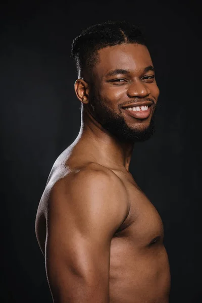 Retrato Bonito Sem Camisa Jovem Muscular Afro Americano Homem Sorrindo — Fotografia de Stock