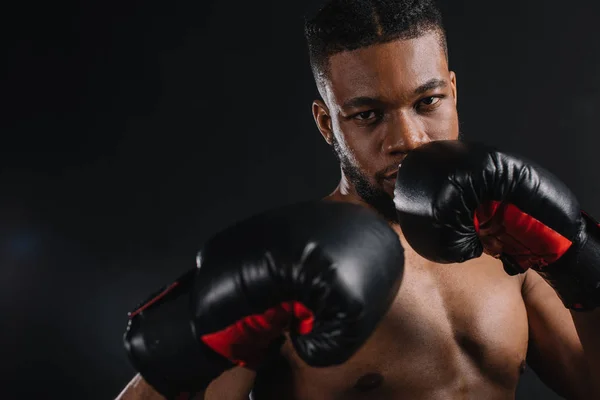 Jovem Afro Americano Desportista Boxe Olhando Para Câmera Preto — Fotografia de Stock