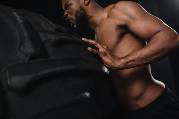 Vista Ángulo Bajo Muscular Joven Afroamericano Deportista Levantar Neumático Negro — Foto de Stock