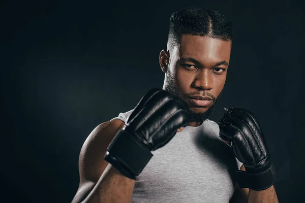 手袋黒に分離カメラ目線で深刻な若いアフリカ系アメリカ人ボクサー — ストック写真