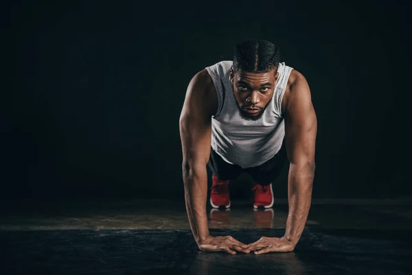 Joven Afroamericano Deportista Haciendo Posición Tablón Mirando Cámara Negro — Foto de Stock