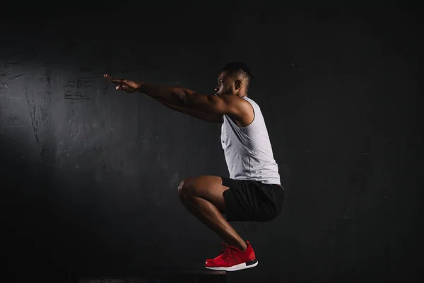 Siyah Çömelme Genç Afro Amerikan Sporcu Yan Görünüm — Stok fotoğraf