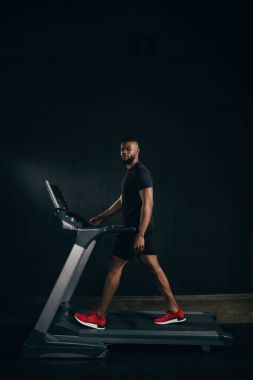 treadmill egzersiz ve kameraya siyah görünümlü genç Afro-Amerikan sporcu