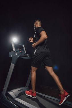 siyah treadmill koşu genç Afro-Amerikan sporcu düşük açılı görünümü
