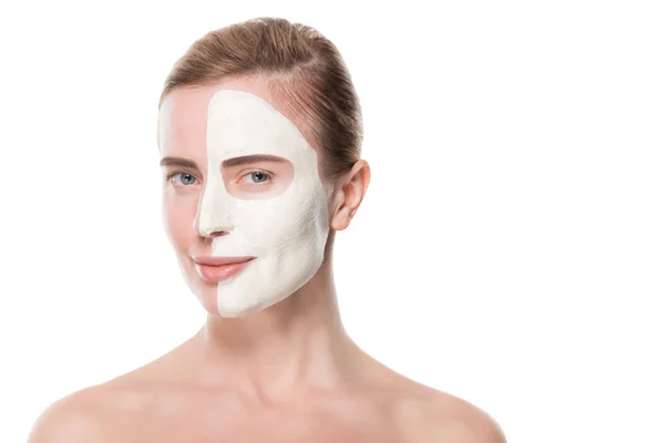 Vrouw Met Gezichtsbehandeling Huidverzorging Masker Halve Gezicht Geïsoleerd Wit — Stockfoto