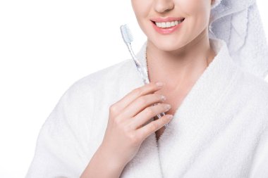 Tootbrush üzerinde beyaz izole el ile gülümseyen kadın kırpılmış görünümü