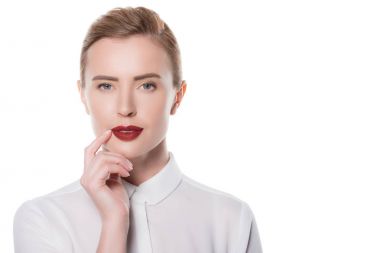 Kadın portresi olun kendi dudak üzerinde beyaz izole dokunmadan