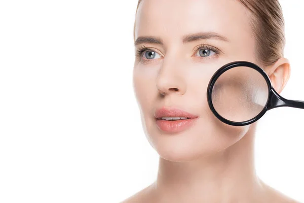 女性の顔の白いきれいな肌 Solated と拡大鏡 — ストック写真