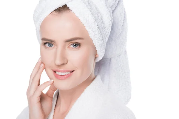 Kobieta Czystą Skórę Szlafrok Ręcznik Włosy Dotykania Twarzy Białym Tle — Zdjęcie stockowe