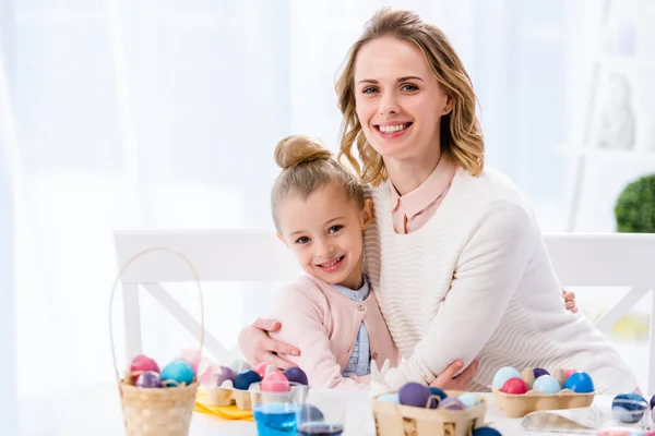 Madre Hija Abrazándose Por Mesa Con Huevos Pascua Pintados — Foto de Stock