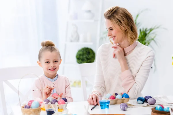 Mujer Joven Niña Pintando Huevos Pascua — Foto de Stock