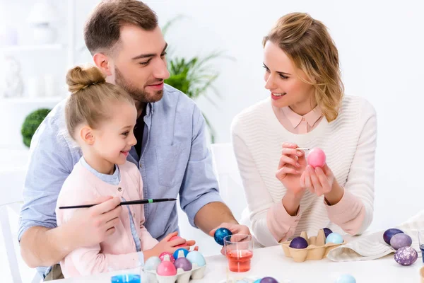 Padres Ayudando Hija Colorear Huevos Pascua —  Fotos de Stock