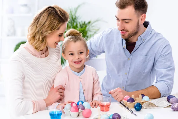 Kind Zijn Ouders Door Tabel Met Pasen Gekleurde Eieren — Stockfoto