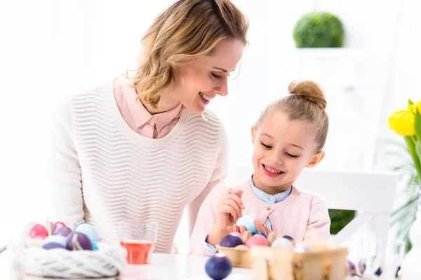 Bambino Madre Colorare Uova Pasqua — Foto Stock