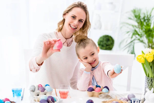 Мать Дочь Показывают Цветные Пасхальные Яйца — стоковое фото