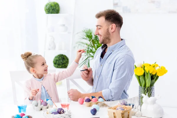 Joven Hombre Niña Pintando Huevos Pascua —  Fotos de Stock