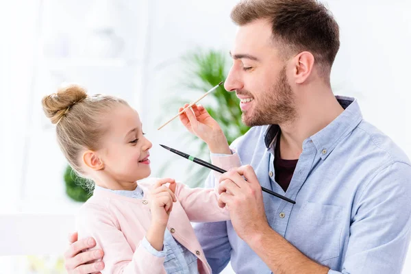 Vader Dochter Plezier Met Verf Penselen — Stockfoto