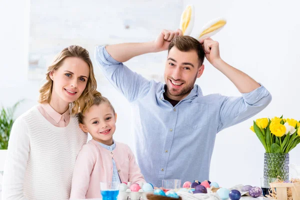 Glückliche Familie Spielt Mit Hasenohren Tisch Mit Bunten Eiern Ostern — Stockfoto