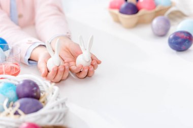Çocuk bunny Paskalya yumurtaları tarafından heykelcikler gösterilen yakından görmek
