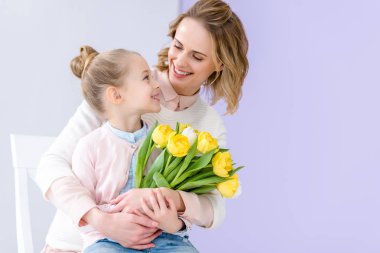 Şirin çocuk kucaklayan anne Lale kokulu 8 Mart