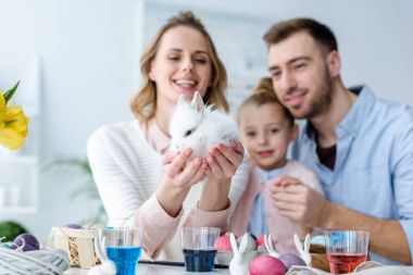 Anne tarafından tablo Easter Yumurta ile aile holding şirin tavşanlı