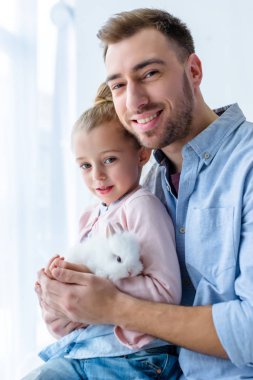 Baba ve çocuk kız holding beyaz tavşan