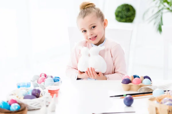 Kid Girl Holding Bunny Statuettes Easter Eggs — Free Stock Photo