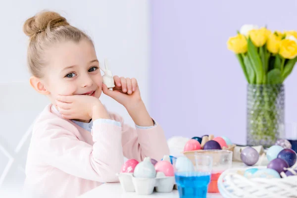 Niño Jugando Con Estatuilla Conejo Pascua Huevos Pintados — Foto de Stock