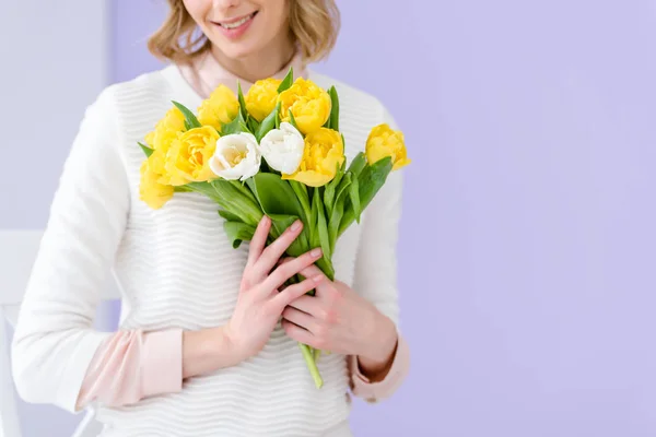 Close Beeld Van Vrouw Met Boeket Tulpen Voor Dag Van — Stockfoto