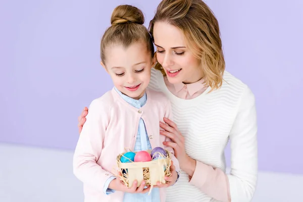 Mujer Rubia Niño Sosteniendo Huevos Pascua — Foto de Stock