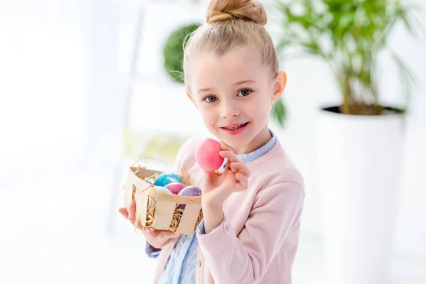 Милая Маленькая Девочка Держит Окрашенные Пасхальные Яйца — стоковое фото