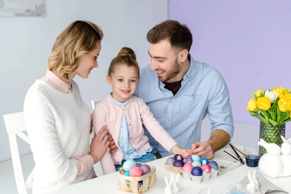 Padres Hija Por Mesa Con Huevos Pascua Pintados —  Fotos de Stock