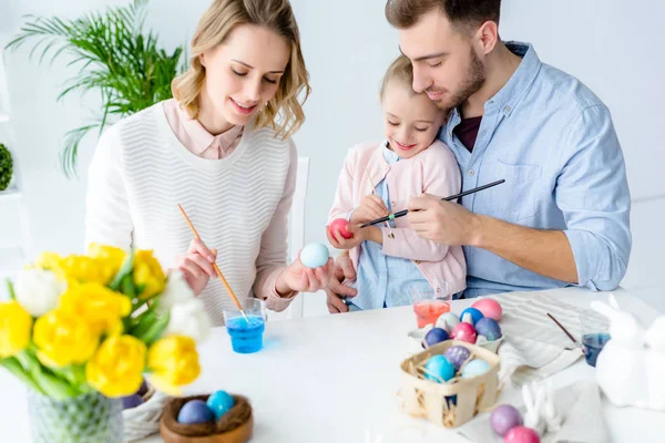 Dotter Och Föräldrar Måla Påskägg — Stockfoto