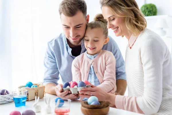 Familia Alegre Sosteniendo Huevos Pintados Pascua — Foto de Stock