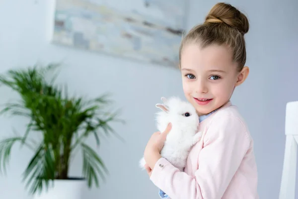 Criança Menina Abraçando Coelho Branco — Fotografia de Stock