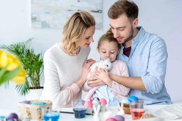 Familie Vieren Pasen Met Witte Paashaas Beschilderde Eieren — Stockfoto