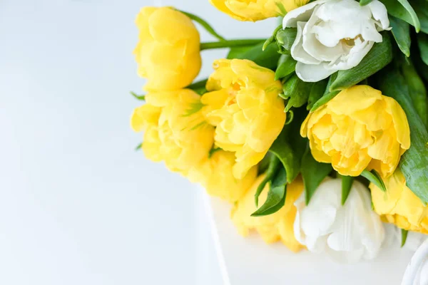 Beyaz Üzerine Mart Için Hediye Ihale Bahar Tulip Buket Çiçekler — Stok fotoğraf