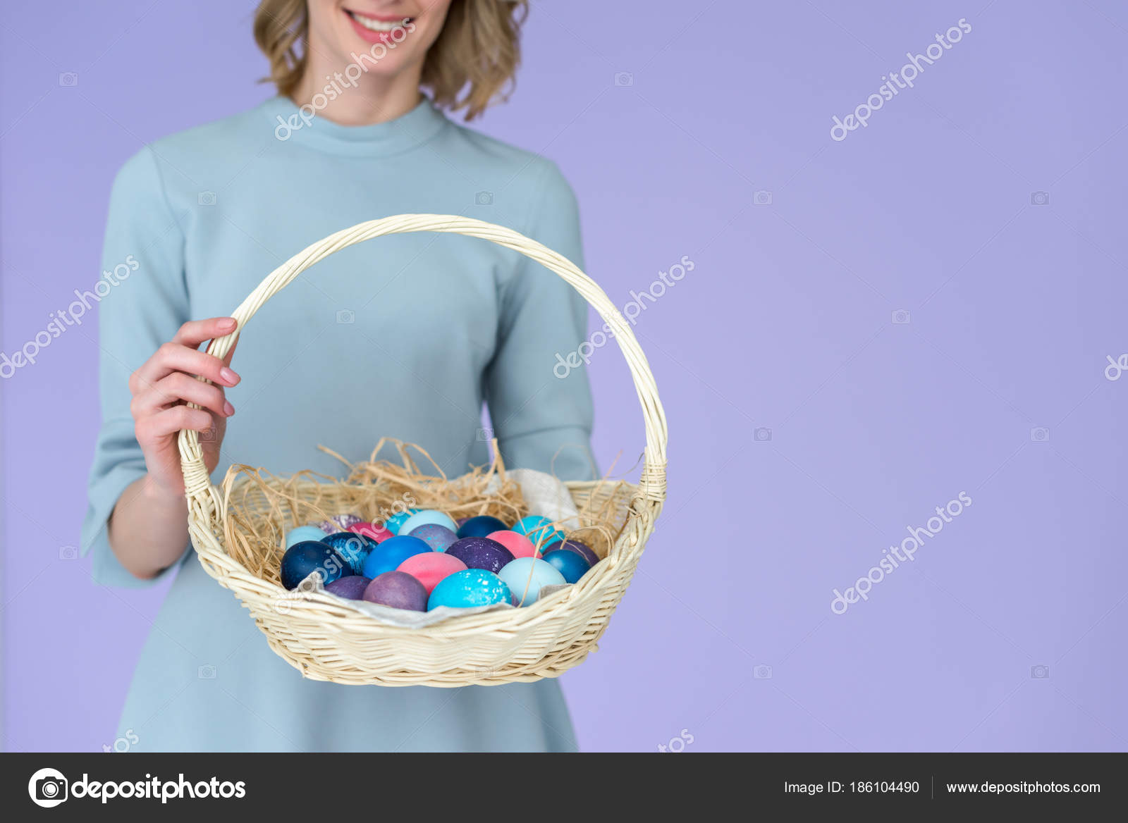 Vista del primo piano della donna con le uova dipinte nel cestino di Pasqua colorate uova isolate sulla viola — Foto di AllaSerebrina