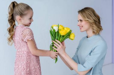 Anne Lale buketi kadınlar günü veren çocuk kız