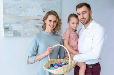 Aile Paskalya sepetinde boyalı yumurta ile kutluyor