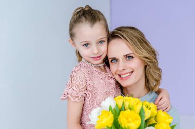 Şirin çocuk kucaklayan anne Lale kokulu 8 Mart