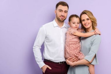 Gülümseyen kızı ve violet izole veliler