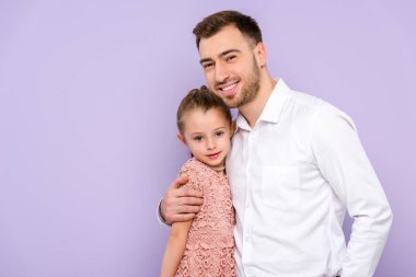 Violet izole baba kucaklama kız