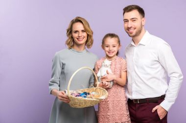 Anne ve kızı holding violet izole Paskalya yumurtaları sepetle