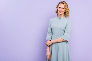 Violet izole gülümseyen sarışın kadın